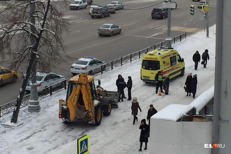 Е1 новости. Е1проишевствия Екатеринбург. Задавил снегоуборочным. Авария Благовещенск снегоуборщик.