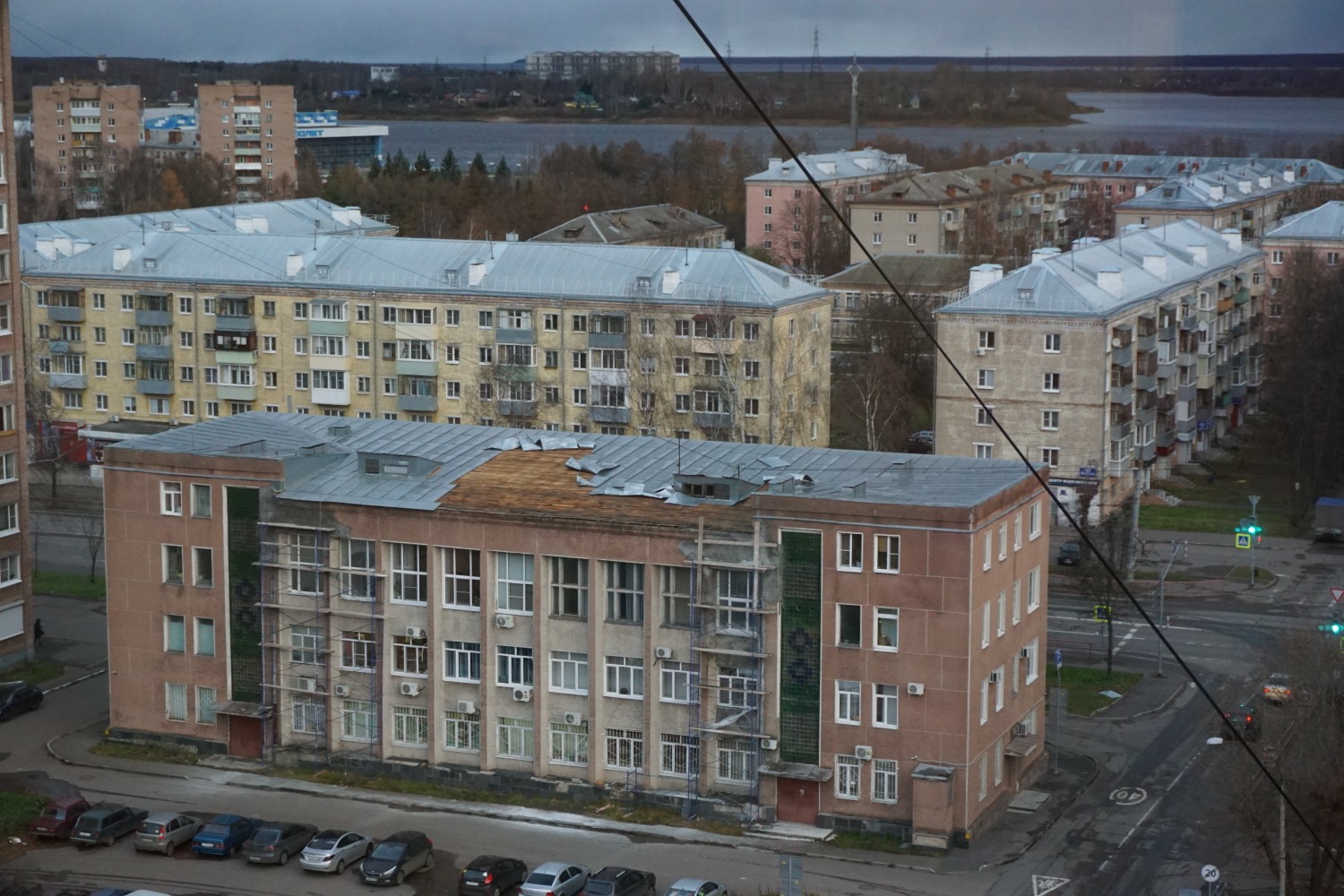 В Рыбинске снесло крышу В Рыбинске снесло крышу