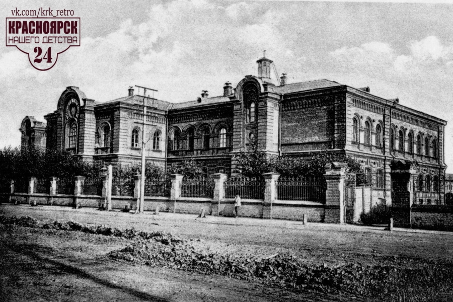 1910 год. Подготовка грунта к замощению улицы возле Женской гимназии (ныне — факультет начальных классов КГПУ им. В.П. Астафьева)