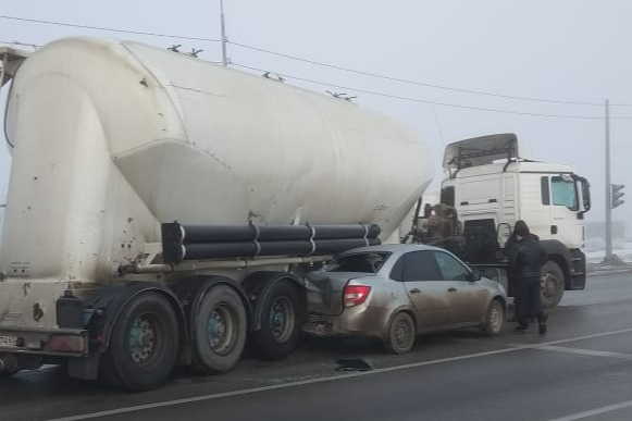 По словам очевидцев, водитель MAN не заметил легковой автомобиль По словам очевидцев, водитель MAN не заметил легковой автомобиль 