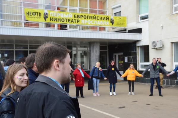 Люди выстроились в хоровод Люди выстроились в хоровод
