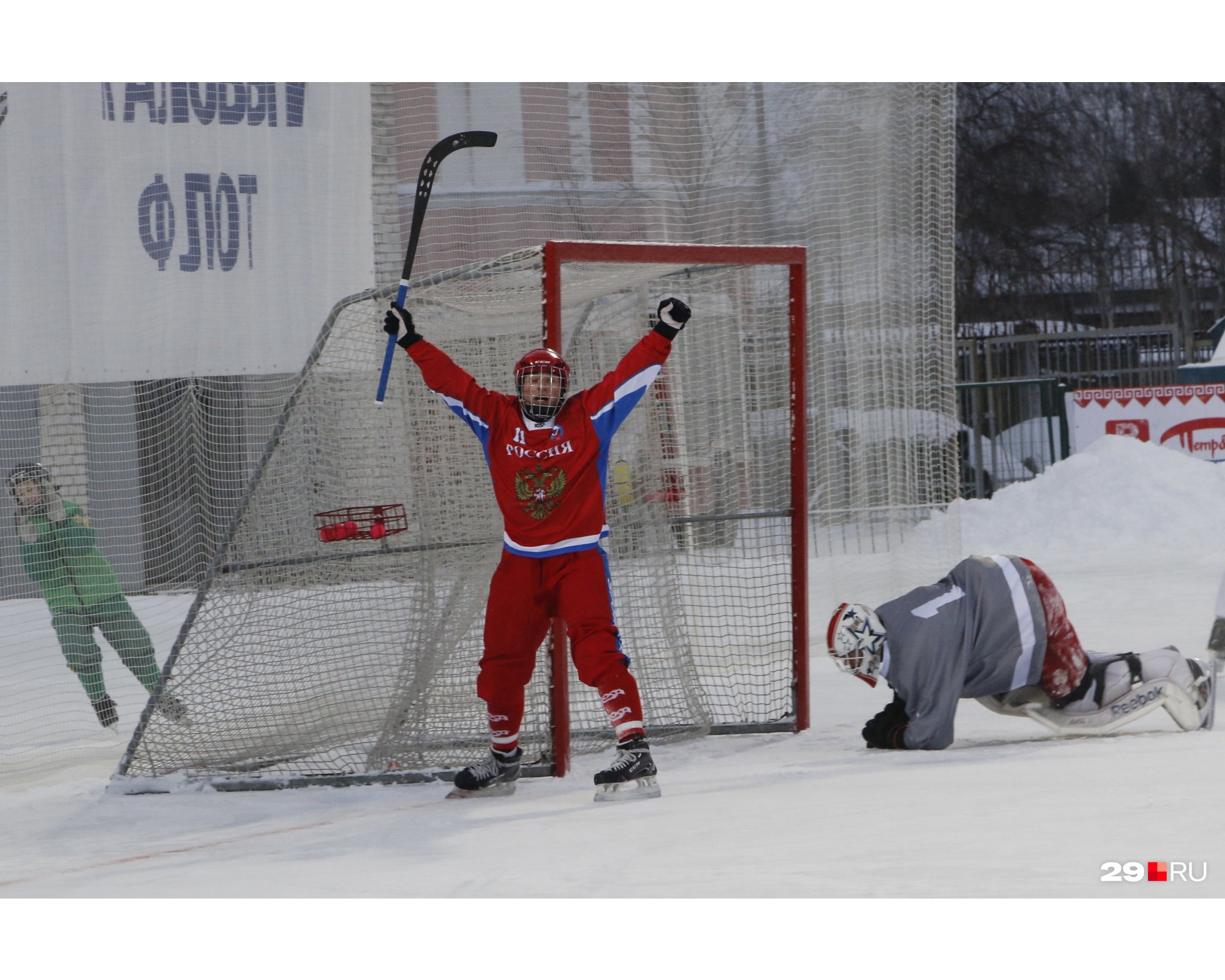На первенстве мира по бенди в Архангельске молодежная сборная России одолела шведов