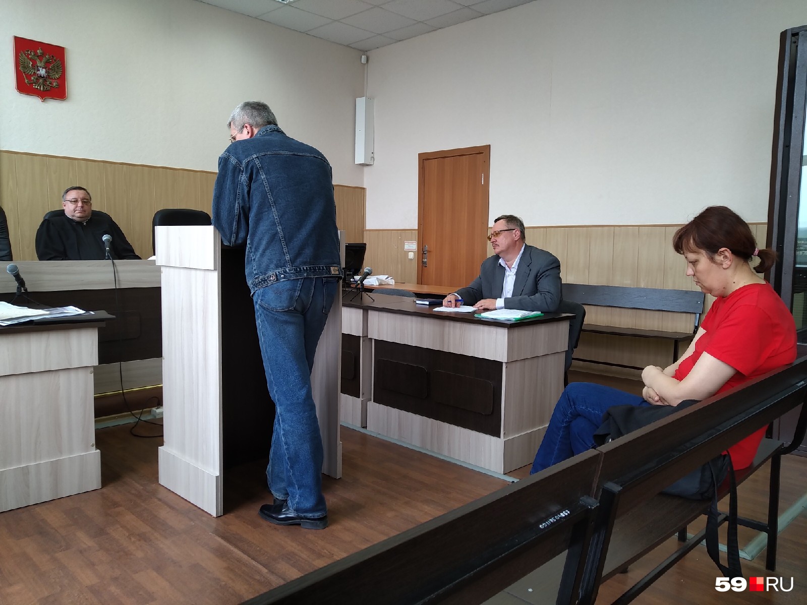 Заместитель директора школы по АХЧ считает, что Галкина нарушила положение о пропускном режиме 