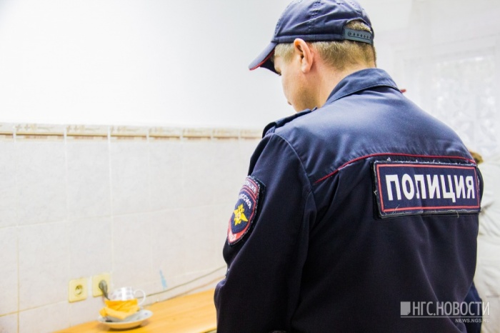 Полицейские вывели из здания сотрудников Полицейские вывели из здания сотрудников