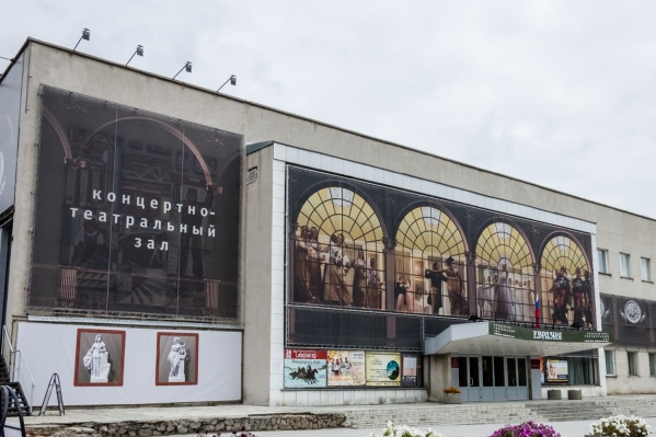Сейчас одно из панно полностью закрыто растяжкой концертно-театрального зала «Евразия» Сейчас одно из панно полностью закрыто растяжкой концертно-театрального зала «Евразия»