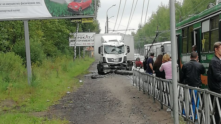 В Ярославле фура снесла столб: встали троллейбусы