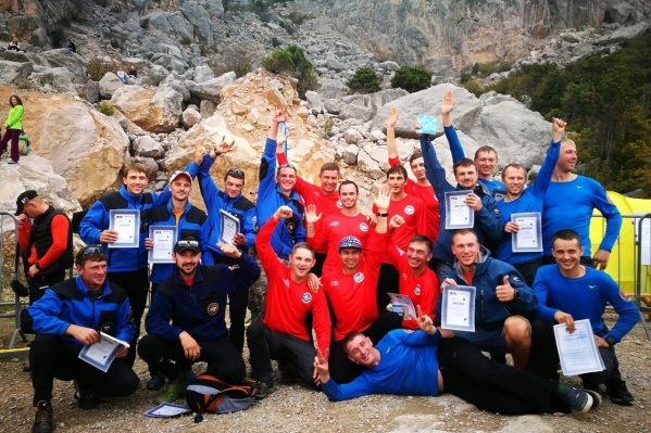 Самарские спасатели (в центре в красном) <a href="https://63.ru/text/longread/sport/234034575925248.html" target="_blank" class="_">участвуют в этом турнире каждый год</a> Самарские спасатели (в центре в красном) <a href="https://63.ru/text/longread/sport/234034575925248.html" target="_blank" class="_">участвуют в этом турнире каждый год</a>