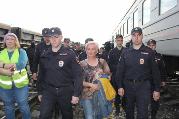 Анна Шекалова в сопровождении полиции 29 мая Анна Шекалова в сопровождении полиции 29 мая