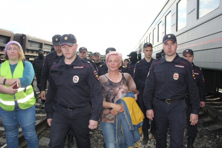 Анна Шекалова в сопровождении полиции 29 мая