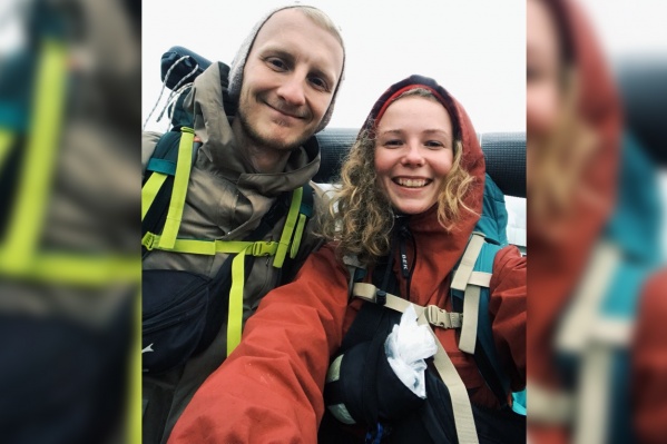 Илья и Даша на дороге во время автостопа Илья и Даша на дороге во время автостопа
