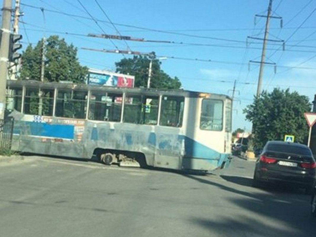 Невезучий трамвай: в Таганроге у «рогатого» на ходу отвалилось колесо