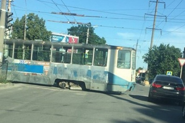 Из-за ДТП на дороге образовался затор Из-за ДТП на дороге образовался затор