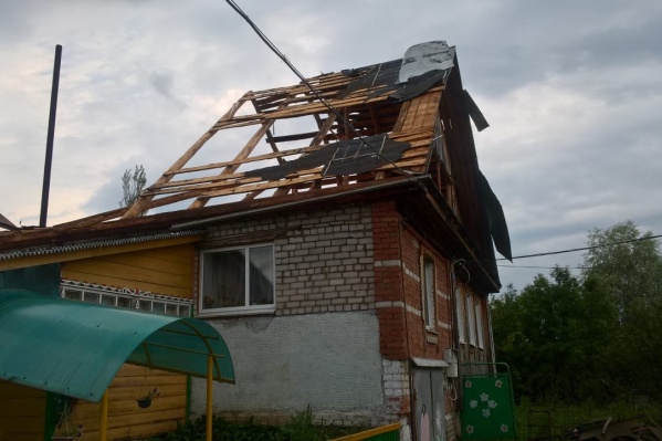 Кровлю содрало подчистую, но сам дом уцелел Кровлю содрало подчистую, но сам дом уцелел