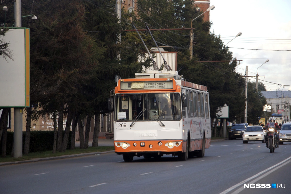 Троллейбус солнечная. Троллейбусное депо Омск левобережье. Солнечный троллейбус. Троллейбус 2 Омск. Омск троллейбус 40.