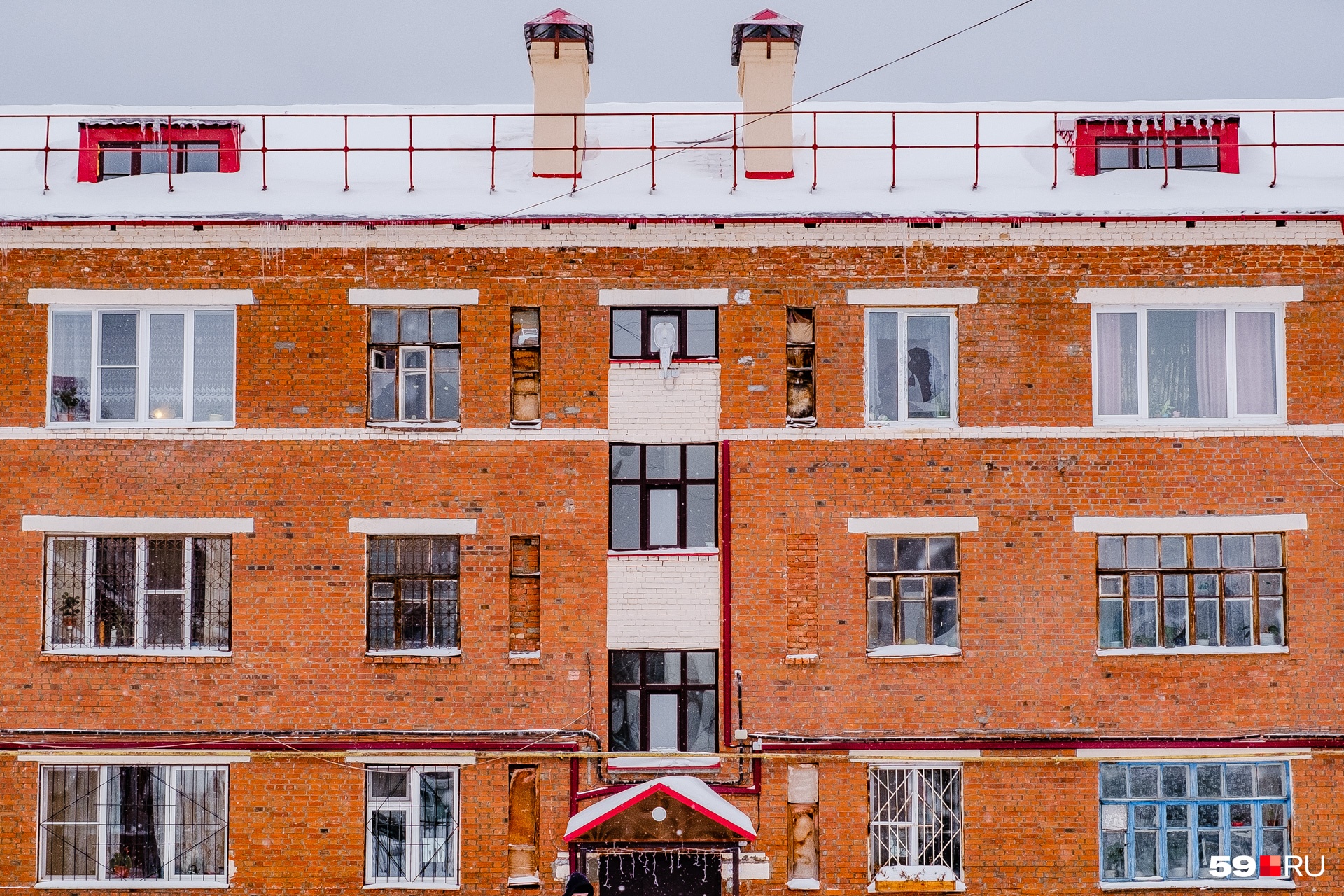 Еще один дом на Циолковского, 11. Ремонтники выделили чердачные надстройки и козырек над входом красным цветом