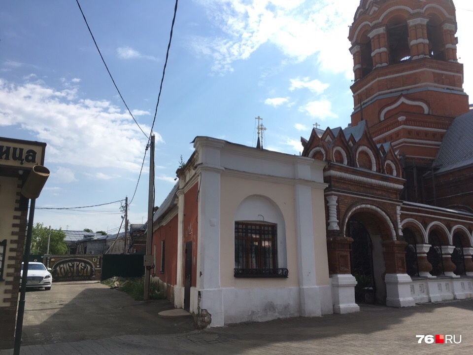 Зона стройки начинается сразу за храмом на Депутатском переулке Зона стройки начинается сразу за храмом на Депутатском переулке 