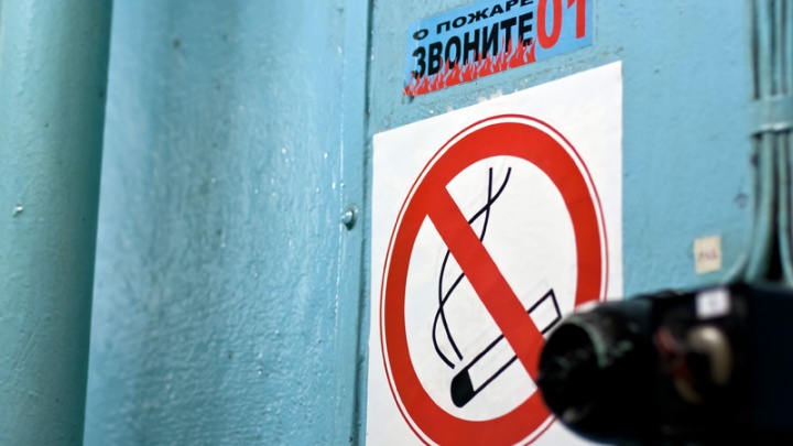 При проверке автобазы Роспотребнадзор увидел курящего в кабинете работника и оштрафовал