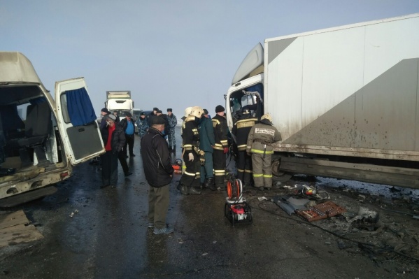 Спасателям пришлось вызволять водителя грузовика из кабины Спасателям пришлось вызволять водителя грузовика из кабины