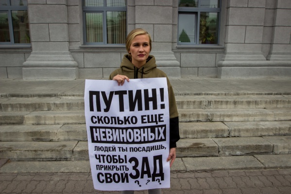 Татьяна Пушкина планирует стоять у мэрии Новосибирска до вечера Татьяна Пушкина планирует стоять у мэрии Новосибирска до вечера