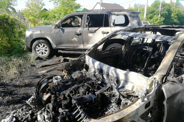 Mercedes сгорел дотла, Land Cruiser — наполовину<br> Mercedes сгорел дотла, Land Cruiser — наполовину<br>