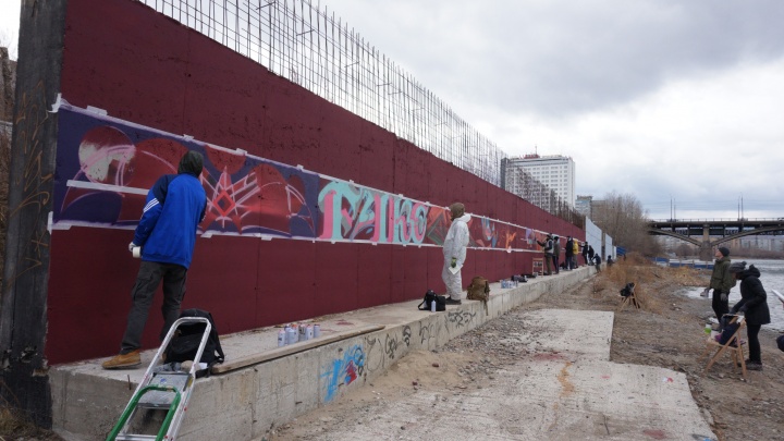 Уличные художники вышли разрисовывать стену на набережной у Коммунального моста