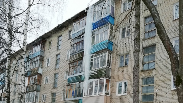 И так сойдёт: с ярославского дома вместе с сосулькой-гигантом сбили балкон