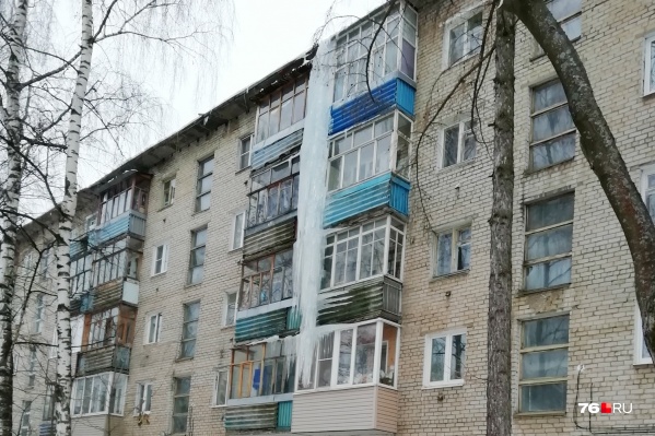Сейчас сосулька почти доросла до первого этажа Сейчас сосулька почти доросла до первого этажа