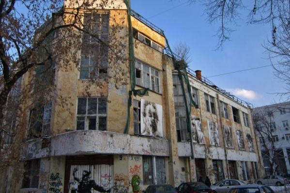 Такое здание стоит в центре города Такое здание стоит в центре города