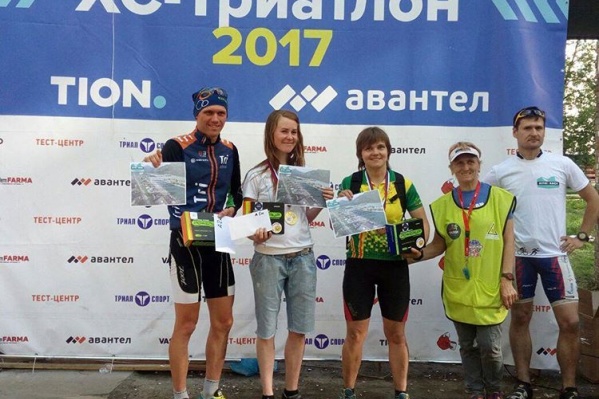 Марина Абилдаева — вторая слева, главный судья соревнований Людмила Воронова — вторая справа Марина Абилдаева — вторая слева, главный судья соревнований Людмила Воронова — вторая справа