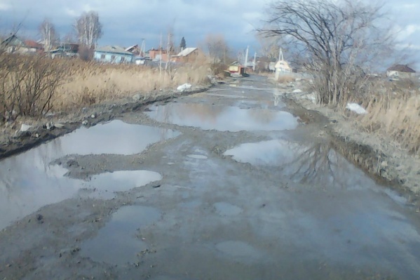 Весной и осенью по несуществующей дороге проехать и пройти особенно трудно Весной и осенью по несуществующей дороге проехать и пройти особенно трудно
