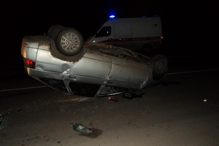 Автомобиль от удара в столб перевернулся на крышу Автомобиль от удара в столб перевернулся на крышу