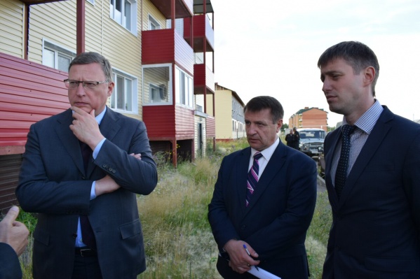 Александр Бурков внимает на фоне аварийного дома Александр Бурков внимает на фоне аварийного дома