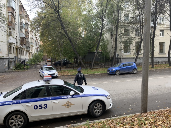 У колледжа выставили наряды отдельного спецбатальона ДПС ГИБДД по Свердловской области У колледжа выставили наряды отдельного спецбатальона ДПС ГИБДД по Свердловской области