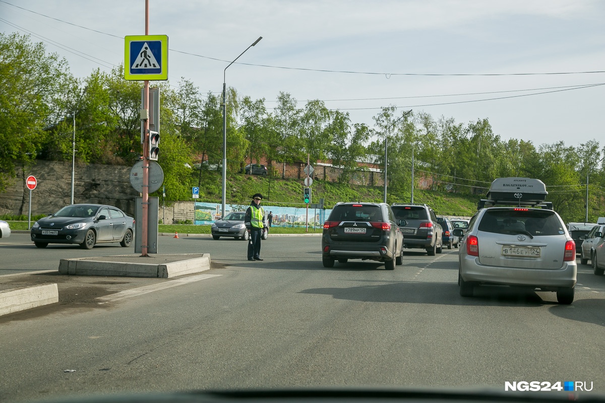 Изменено движение. Пересечение Дубровинского и Декабристов. Перекресток Ленина Дубровинского Красноярск. Пробка на Дубровинского Красноярск. Новости нгс24.