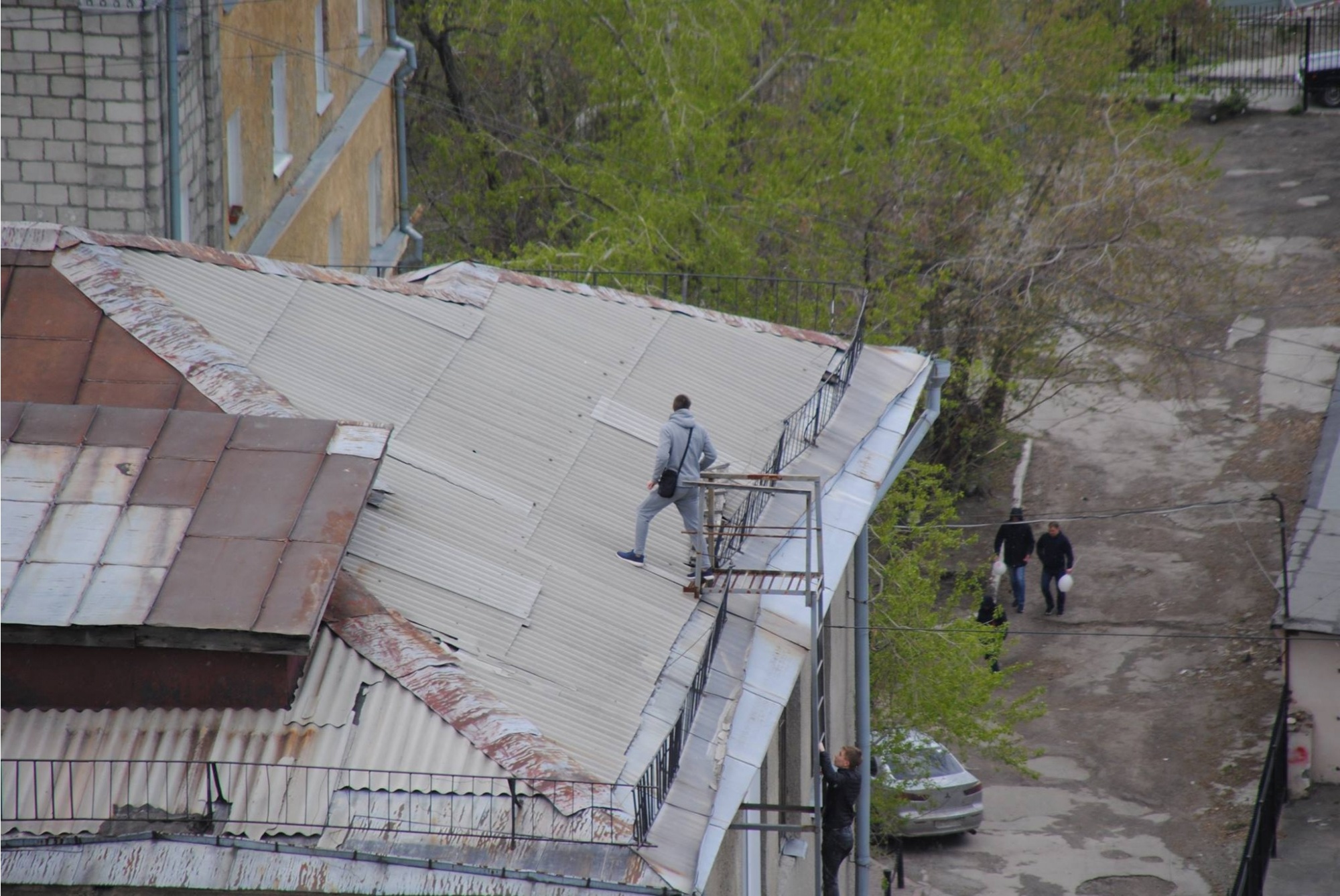 Зеваки карабкаются на крышу дома по ул. Потанинской, 5. Фото Александра Агафонова Зеваки карабкаются на крышу дома по ул. Потанинской, 5. Фото Александра Агафонова