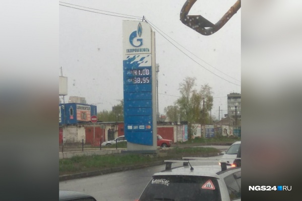 Автозаправочные сети одна за другой повышают цены уже второй месяц подряд Автозаправочные сети одна за другой повышают цены уже второй месяц подряд