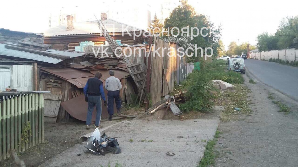 Перелетел через дом и упал в огороде»: мотоциклиста увезли на скорой после  ДТП | 05.06.2017 | Красноярск - БезФормата