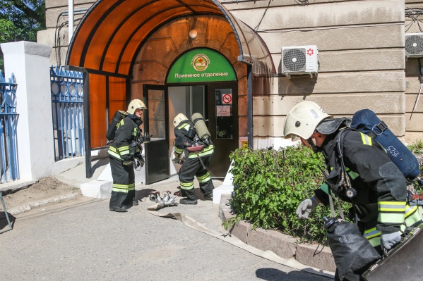 Пожарные прошли в задымившееся здание и вывели замешкавшихся пациентов Пожарные прошли в задымившееся здание и вывели замешкавшихся пациентов 