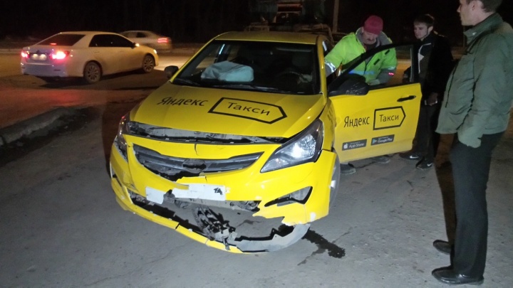 На улице 8 Марта пьяный водитель без документов на Honda влетел в машину Яндекс.Такси и ВАЗ-2112