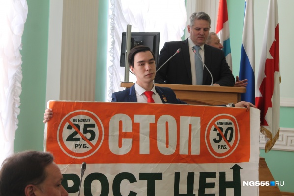 Сразу после этой акции депутаты объявили перерыв Сразу после этой акции депутаты объявили перерыв