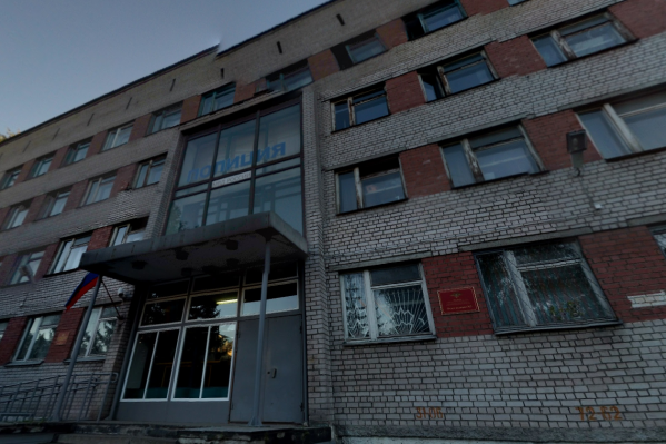 Посетителей держали внутри около сорока минут Посетителей держали внутри около сорока минут
