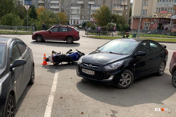 Hyundai заезжал на парковку, когда в него врезался байкер Hyundai заезжал на парковку, когда в него врезался байкер