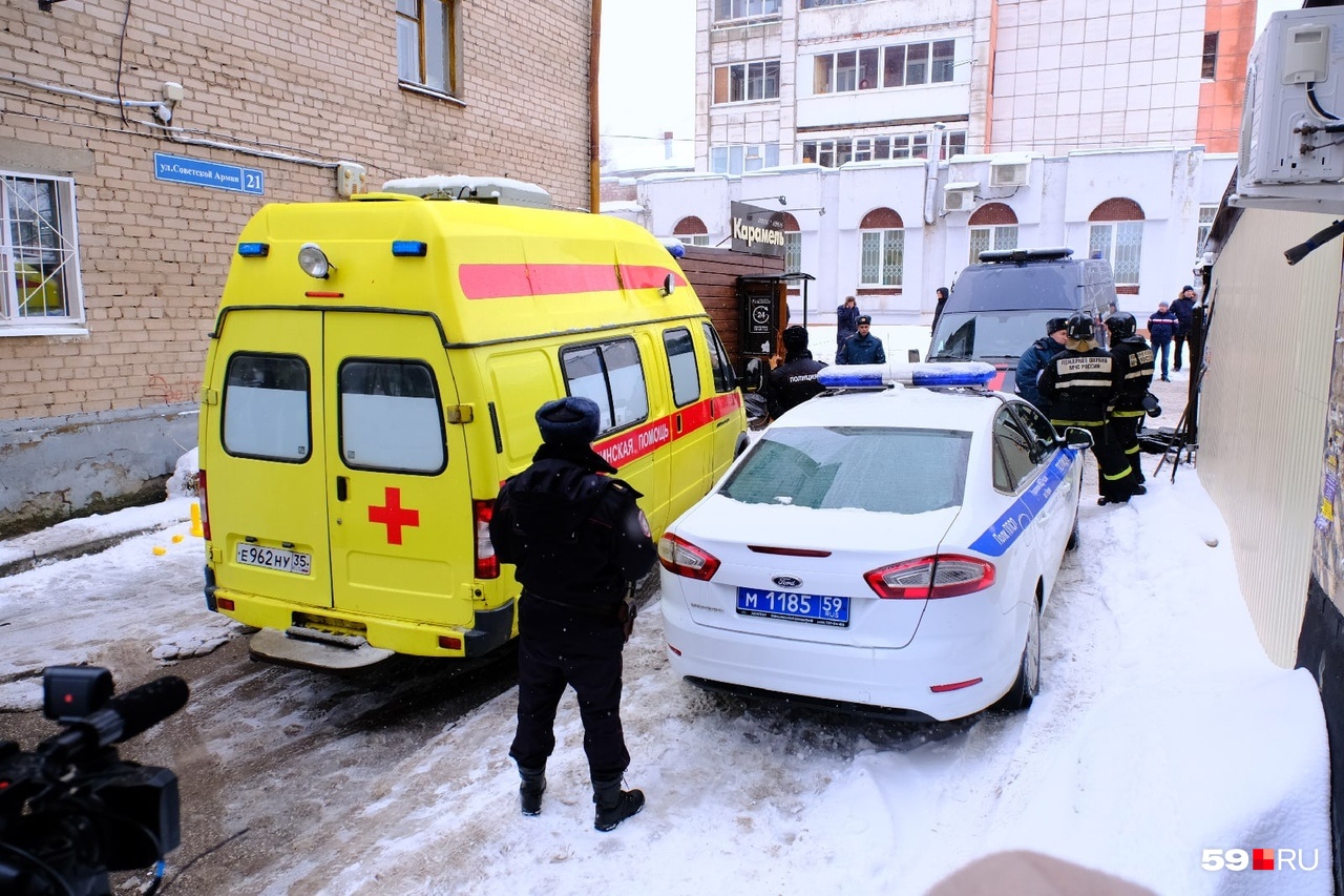 Сотрудники полиции охраняют вход в отель Сотрудники полиции охраняют вход в отель