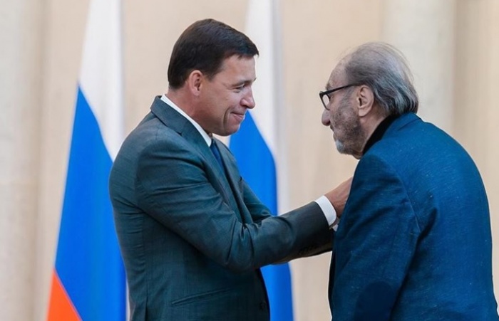 Евгений Куйвашев вручает Виталию Воловичу знак отличия «За заслуги перед Свердловской областью» Евгений Куйвашев вручает Виталию Воловичу знак отличия «За заслуги перед Свердловской областью»