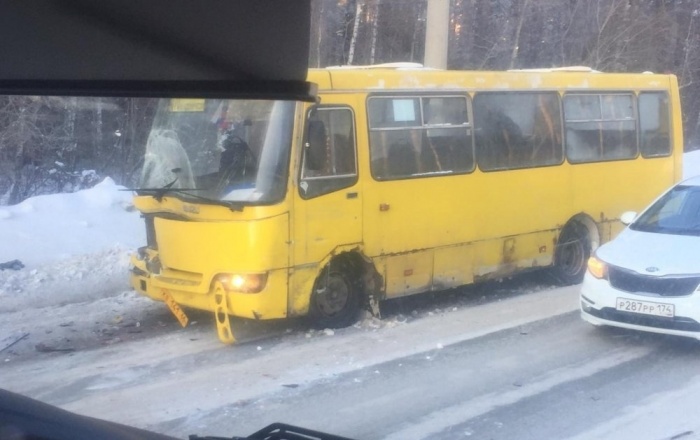 И у автобуса, и у автомобиля очень серьезные повреждения И у автобуса, и у автомобиля очень серьезные повреждения