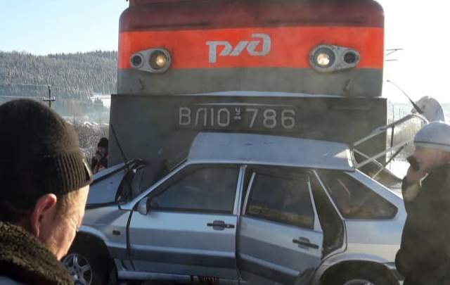 В Башкирии легковушка угодила под грузовой поезд