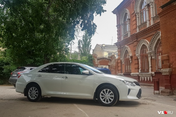 Стихийная парковка у здания бывшей синагоги пользуется у горожан небывалым спросом Стихийная парковка у здания бывшей синагоги пользуется у горожан небывалым спросом
