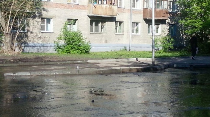 Вода залила всю проезжую часть около дома № 29 Вода залила всю проезжую часть около дома № 29