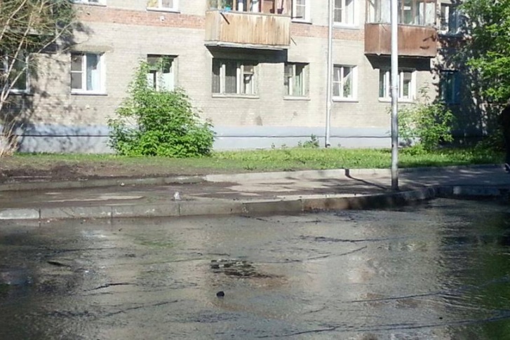 Вода залила всю проезжую часть около дома <nobr class="_">№ 29</nobr> Вода залила всю проезжую часть около дома <nobr class="_">№ 29</nobr>