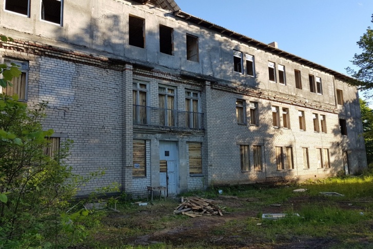 В здании заколотили окна В здании заколотили окна
